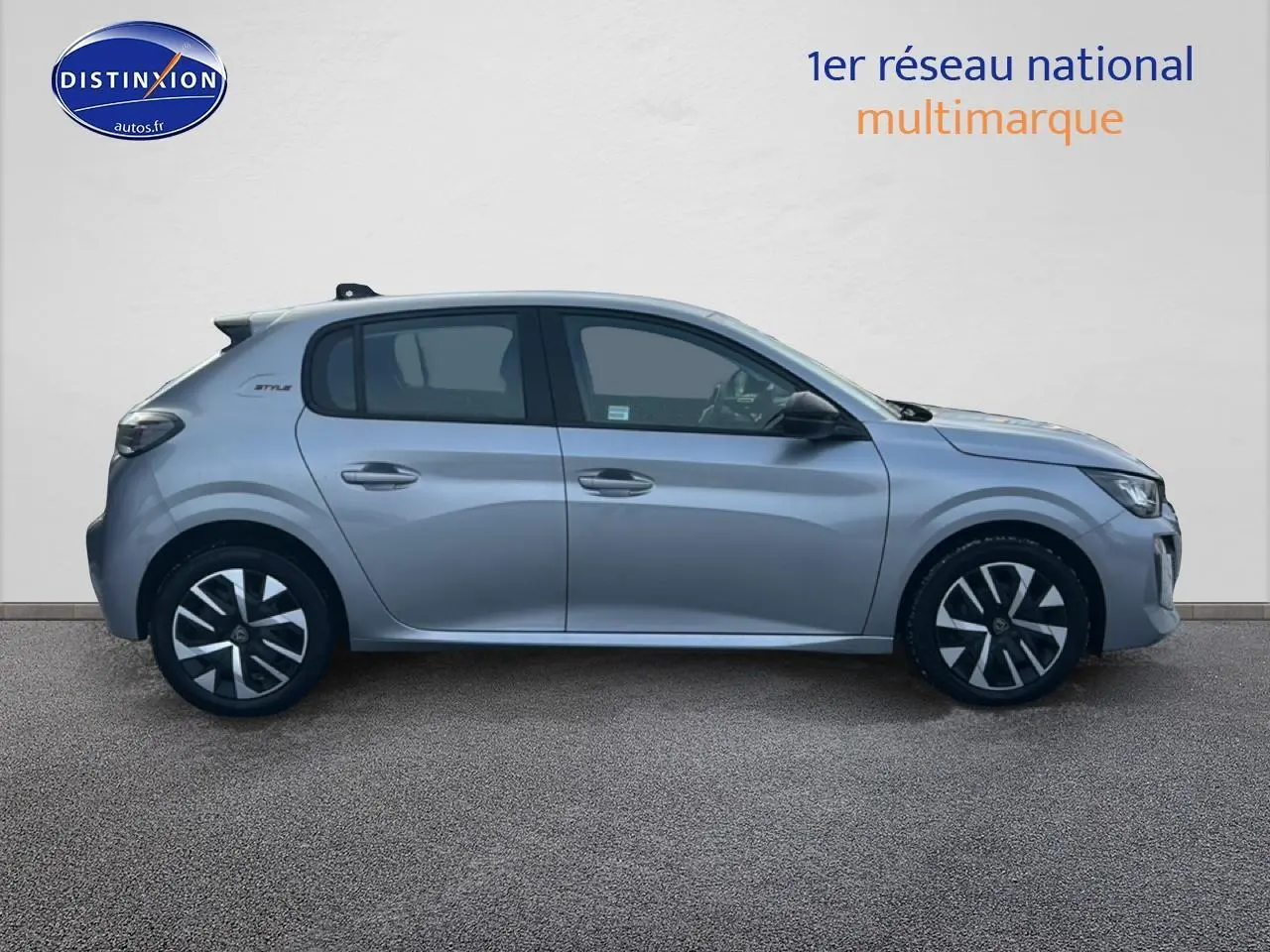 Profil droit d'une Peugeot 208 1.2 100 Style gris Artense avec jantes au design moderne sur fond neutre.
