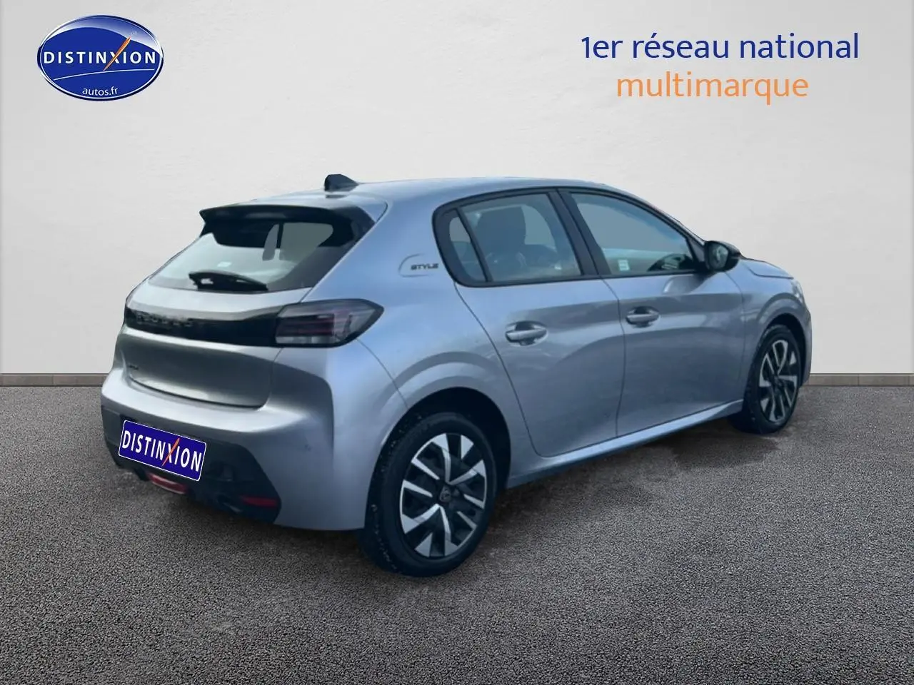 Peugeot 208 1.2 100 Style gris Artense vue 3/4 arrière côté droit avec jantes distinctives et feux noirs.