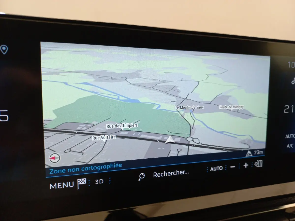 Écran tactile du système de navigation 3D du Peugeot 5008, affichage clair avec carte et options en bas.