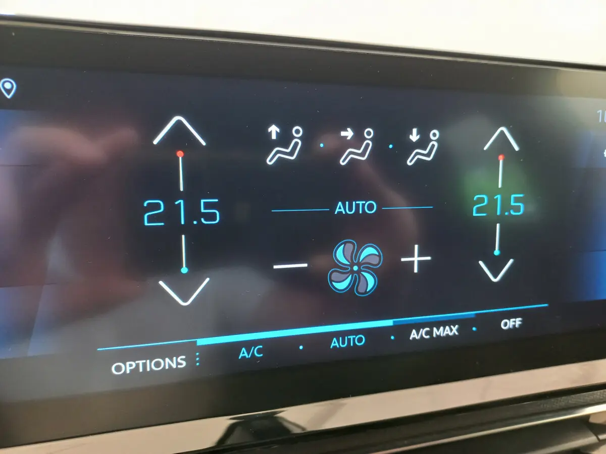 Affichage tactile de la climatisation automatique du Peugeot 5008, réglée à 21,5 degrés des deux côtés.