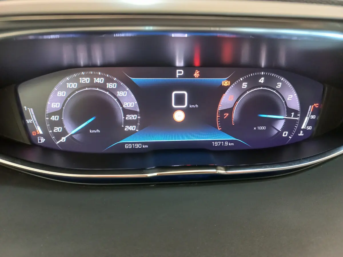 Tableau de bord numérique du Peugeot 5008 2021 affichant vitesse, compte-tours et jauge carburant.