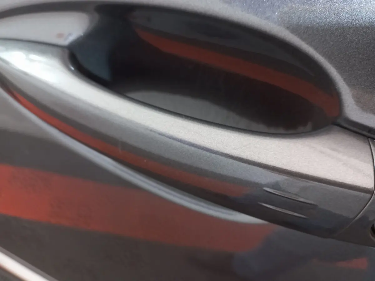 Poignée de porte gris foncé vue en gros plan sur un Peugeot 5008 PureTech 130 S&S EAT8 Allure Pack 2021.