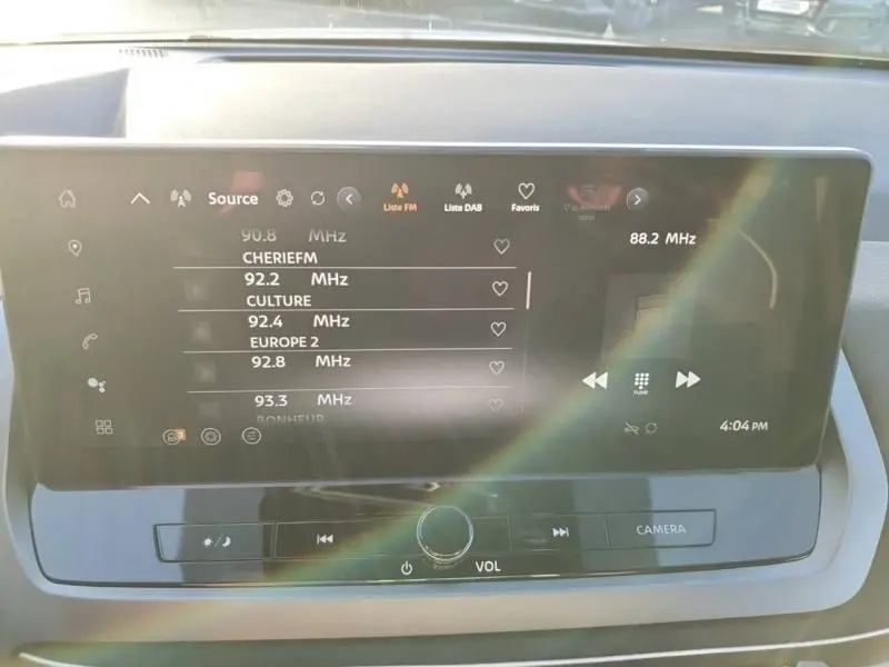 Écran tactile central du Nissan Qashqai Hybrid e-POWER 2025 affichant les stations radio FM avec commandes sous l'écran.
