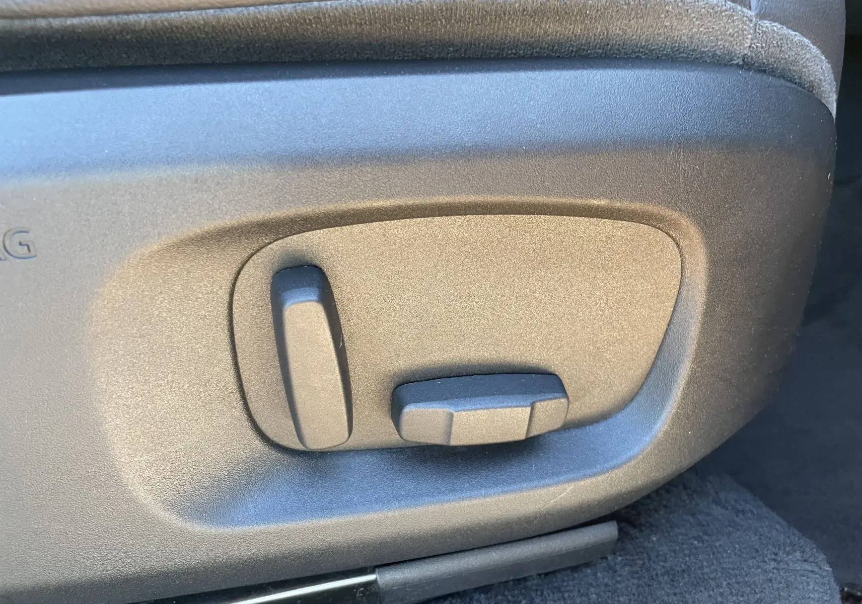 Détail des commandes de réglage manuel du siège avant dans l'habitacle noir du Range Rover Evoque 2016.