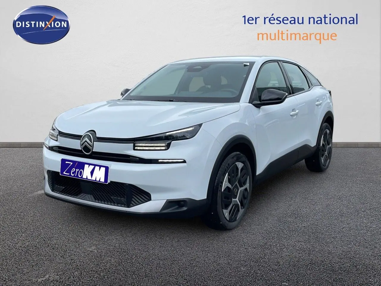 Vue 3/4 avant d'une Citroën C4 blanche métal avec jantes noires et détails noirs contrastants sur les ailes et rétroviseurs.