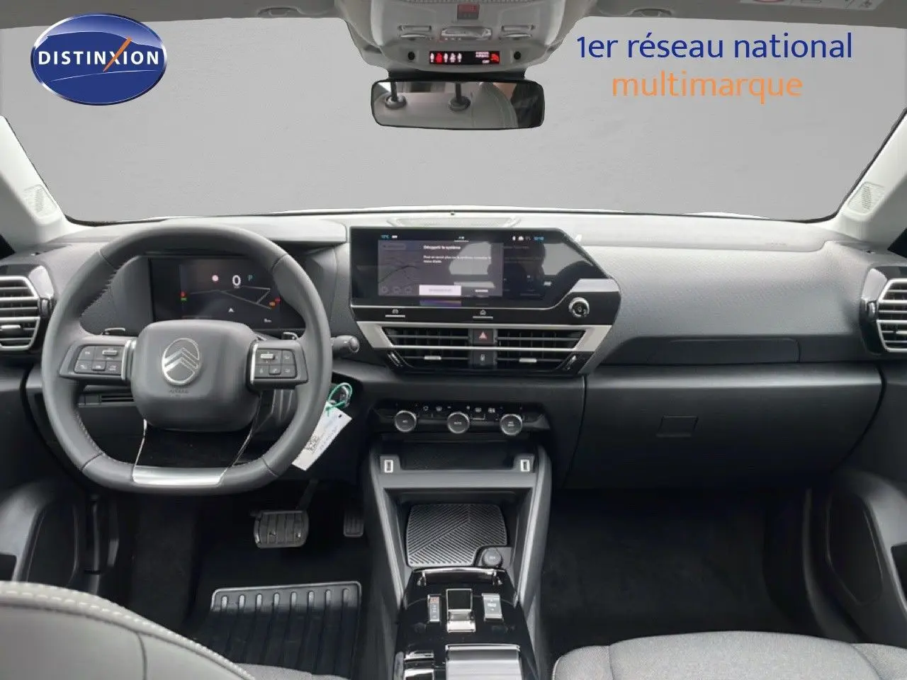 Intérieur noir de la Citroën C4 PureTech 130ch, vue frontale du tableau de bord avec écran tactile et volant multifonction.