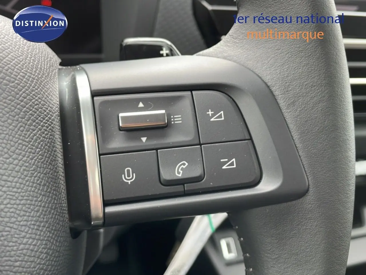 Gros plan sur les commandes au volant en cuir noir de la Citroën C4 PureTech 130ch blanc métal.