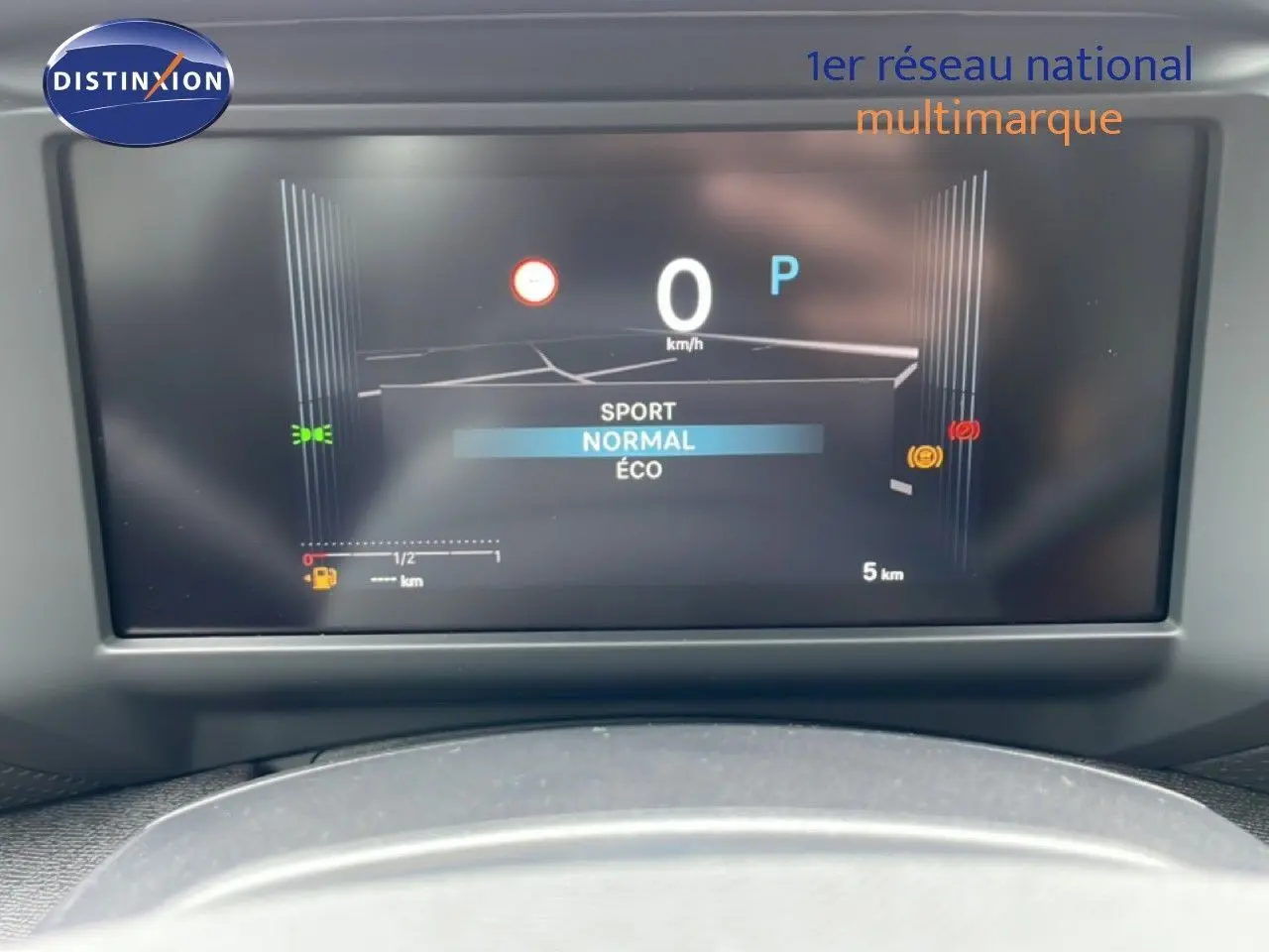 Affichage numérique du tableau de bord de la Citroën C4 blanc métal, montrant la vitesse à 0 km/h en mode normal.