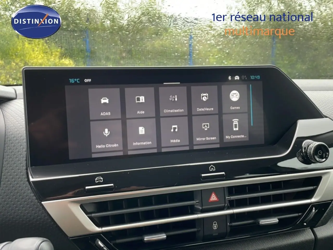 Écran tactile central du tableau de bord de la Citroën C4 blanc métal, affichant les options multimédia et climatisation.