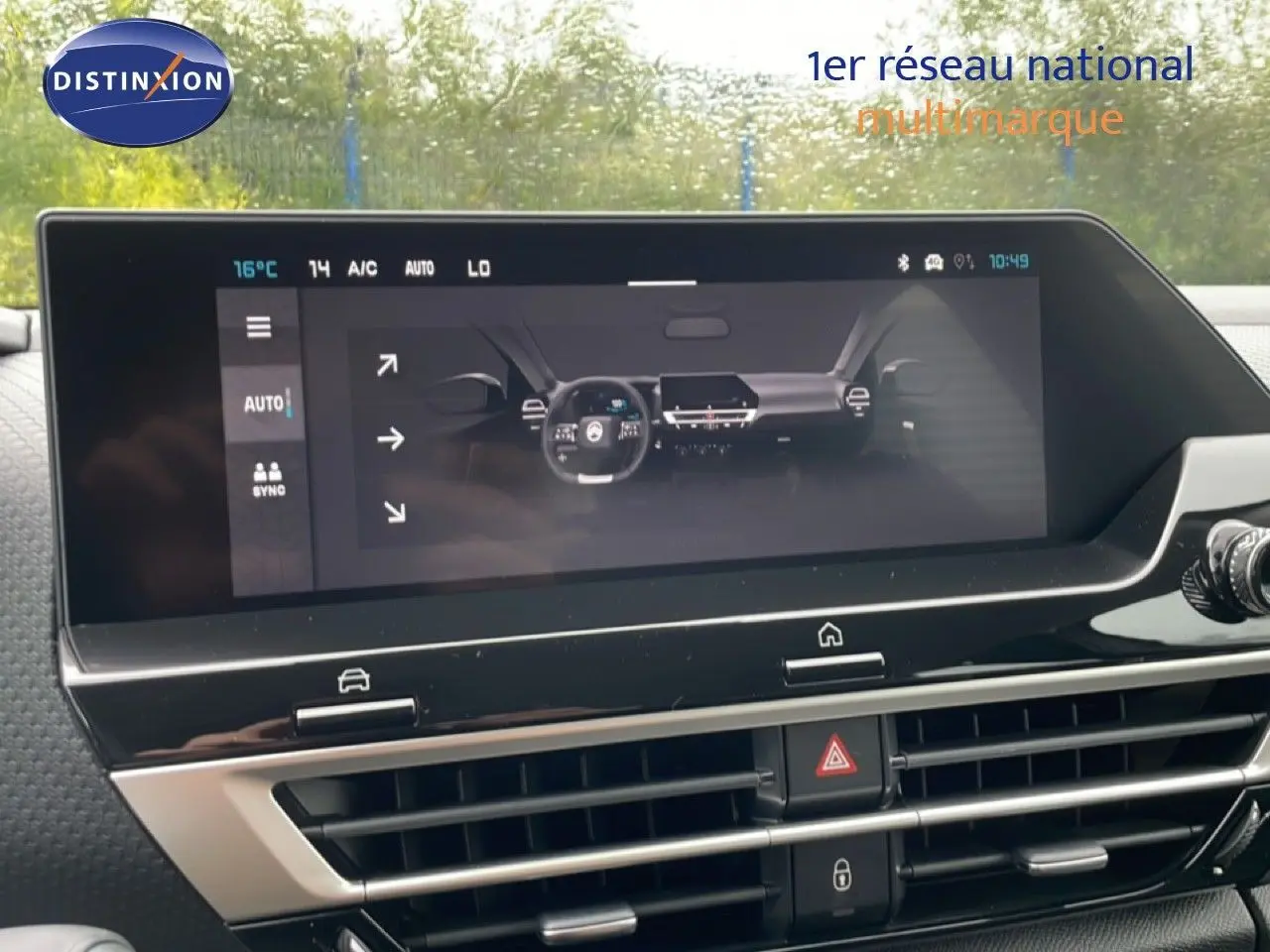 Écran tactile central affichant l'interface de climatisation du tableau de bord d'une Citroën C4 blanche métal.