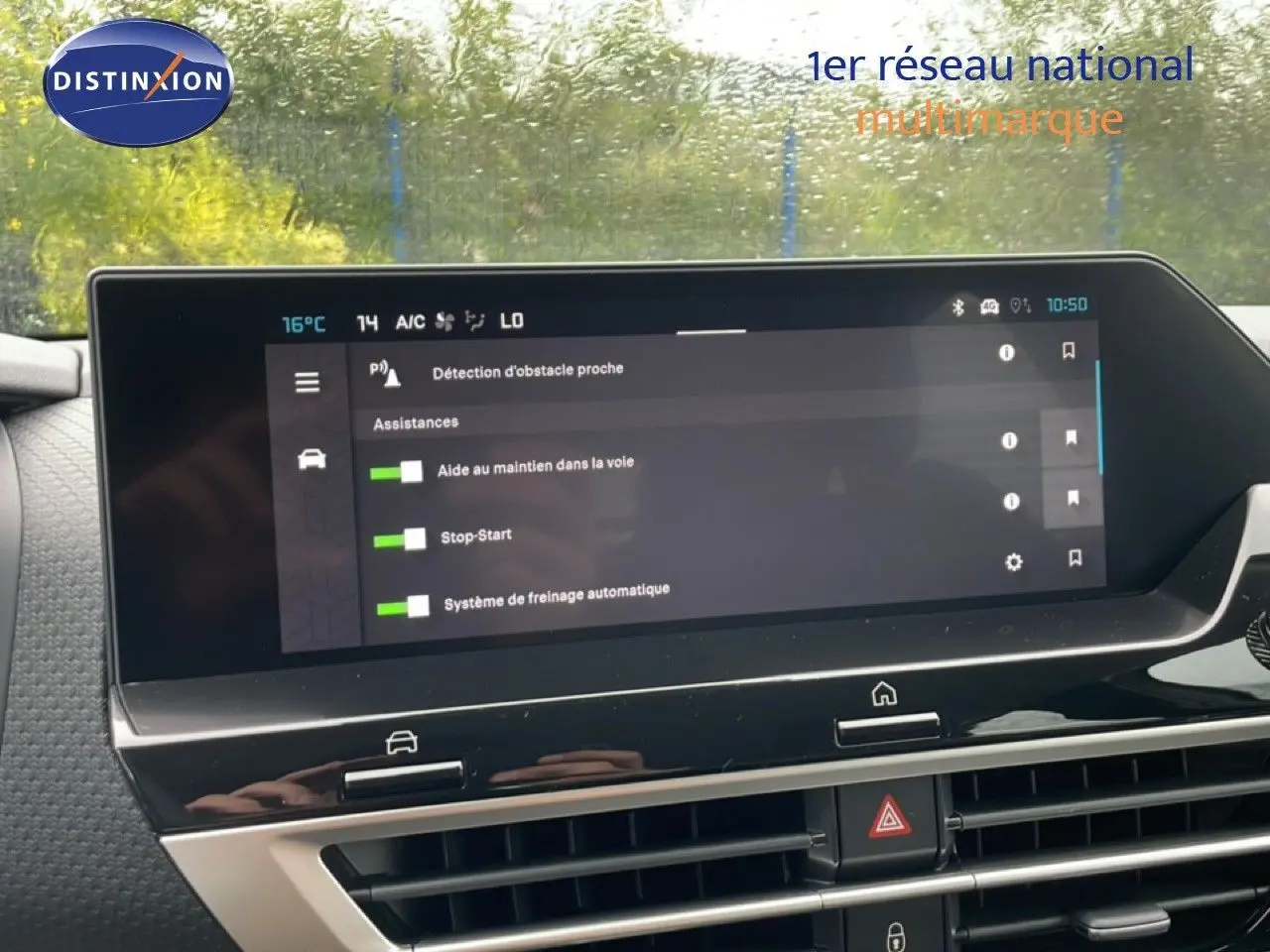Vue intérieure du tableau de bord de la Citroën C4 PureTech 130ch Plus, écran tactile affichant les aides à la conduite.