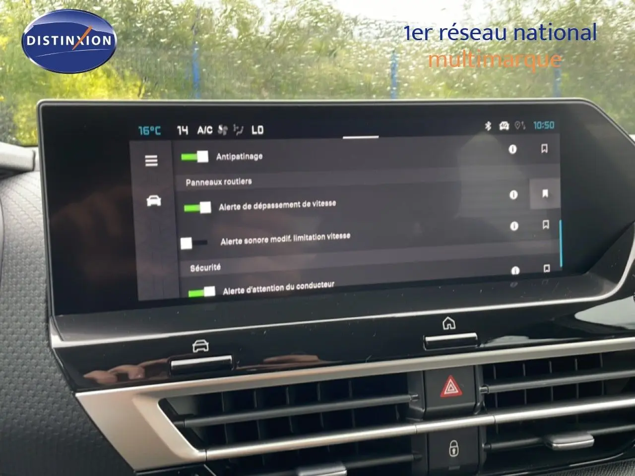 Écran tactile central affichant les réglages d’aide à la conduite dans l’habitacle d’une Citroën C4 blanche.