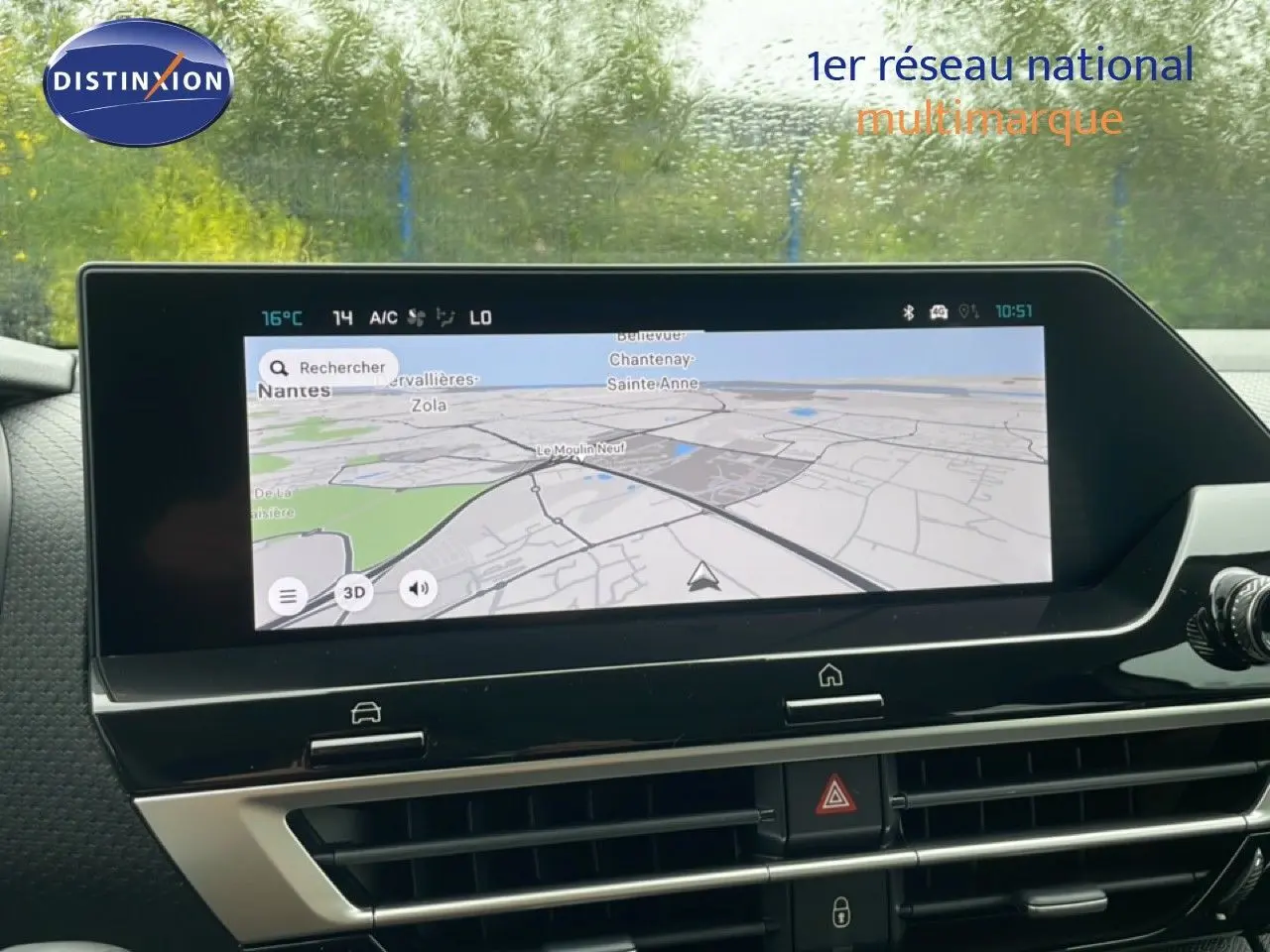 Écran tactile central affichant la navigation GPS dans l’habitacle d’une Citroën C4 blanc métal.