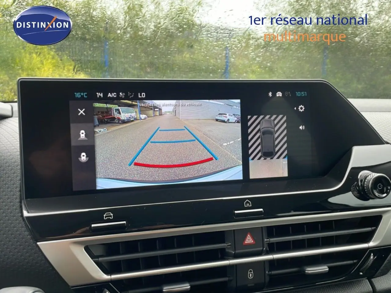 Écran tactile intérieur de la Citroën C4 blanc métal montrant la caméra de recul avec guidage dynamique.