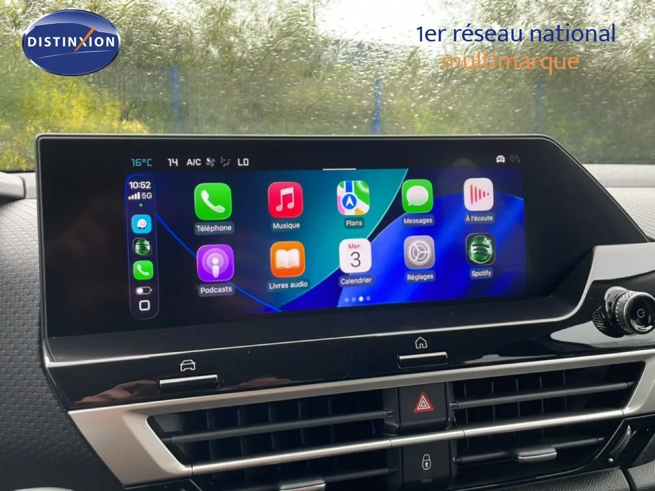 Écran tactile central de la Citroën C4 PureTech 130ch en vue rapprochée, affichant interface connectée colorée.