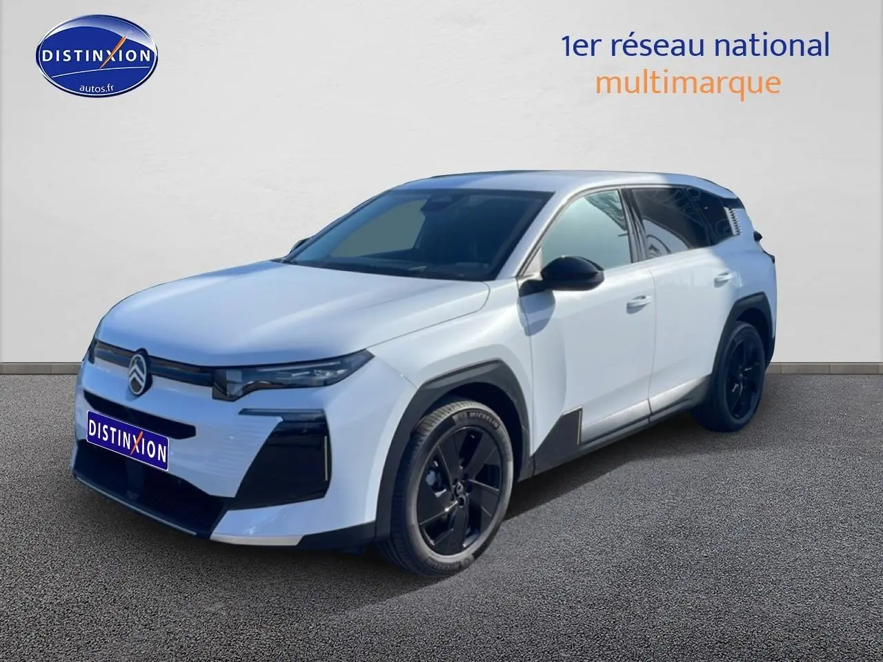 Vue 3/4 avant d'un Citroën C5 Aircross blanc avec jantes noires et détails noirs contrastants.