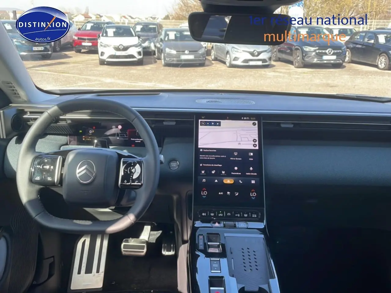 Vue intérieure du tableau de bord du Citroën C5 Aircross blanc 2026, avec grand écran tactile vertical et volant multifonction.