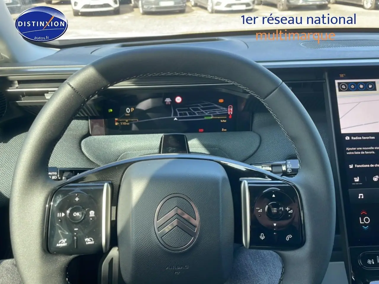 Vue rapprochée du volant multifonction noir du Citroën C5 Aircross 2026 avec tableau de bord numérique et écran tactile.