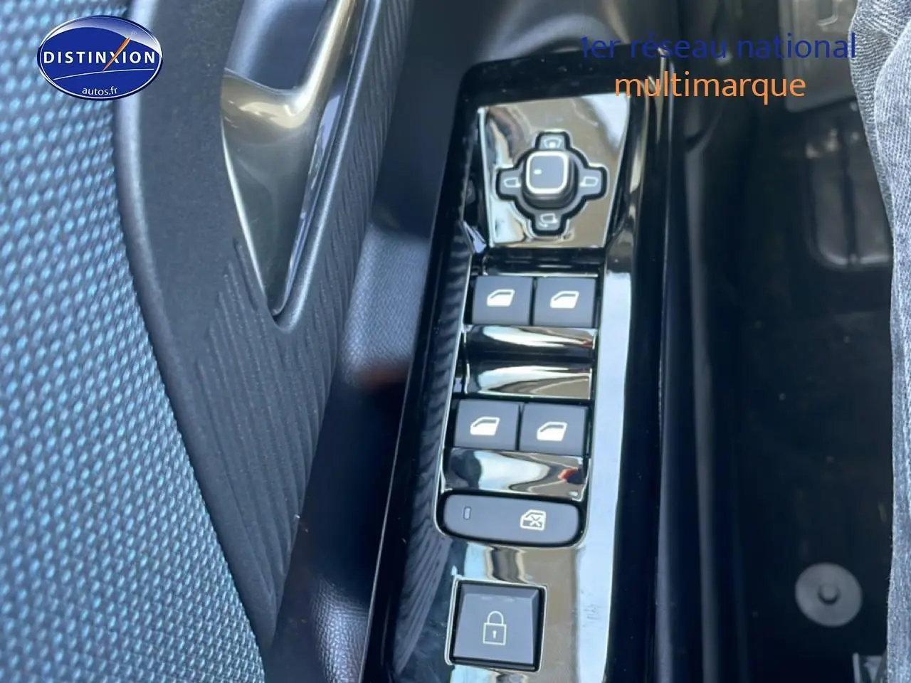Gros plan sur les commandes des vitres électriques et verrouillage sur la porte côté gauche du Citroën C5 Aircross blanc.