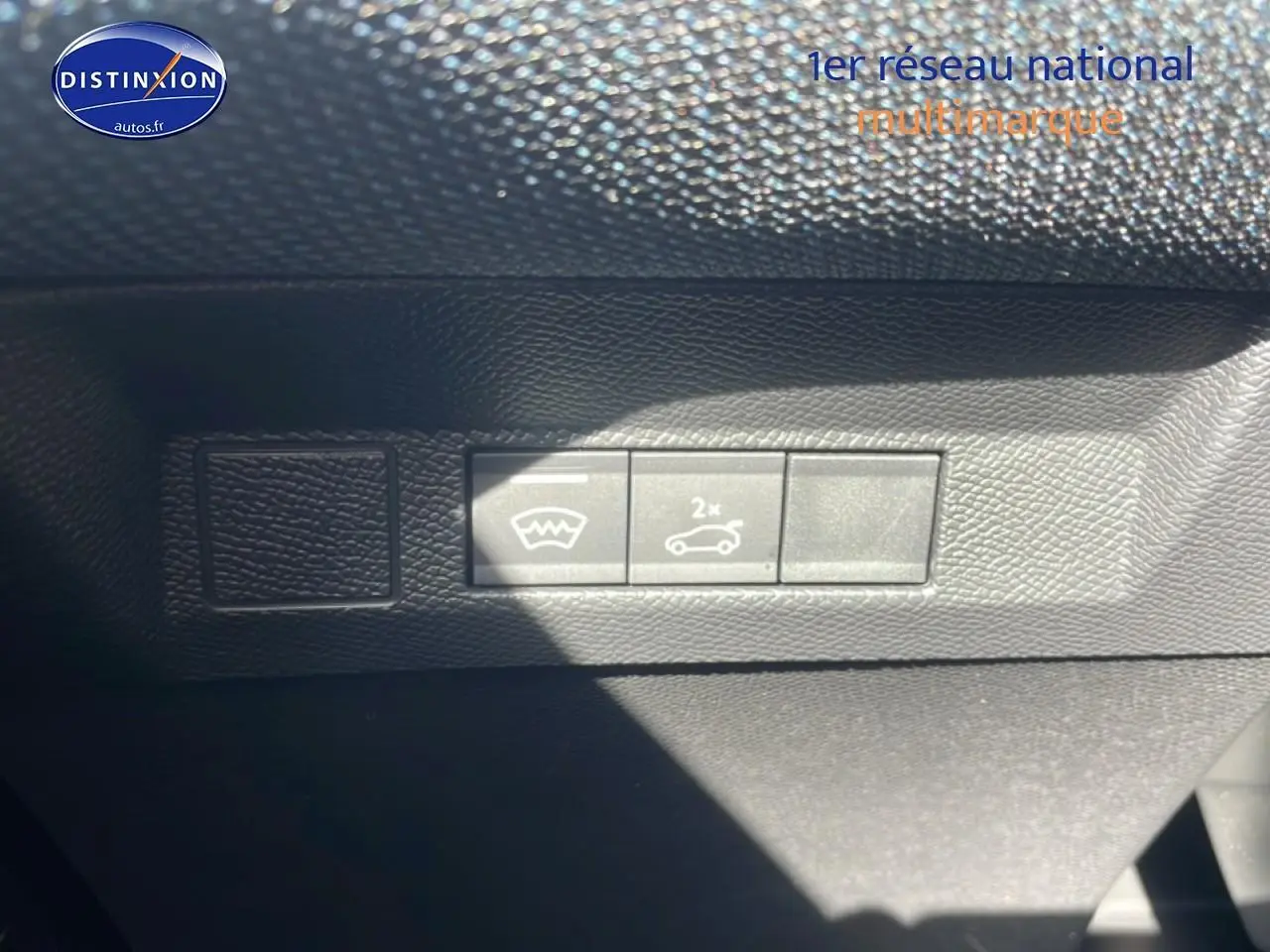 Gros plan sur les boutons de commande du coffre et dégivrage arrière dans un Citroën C5 Aircross blanc 2026.