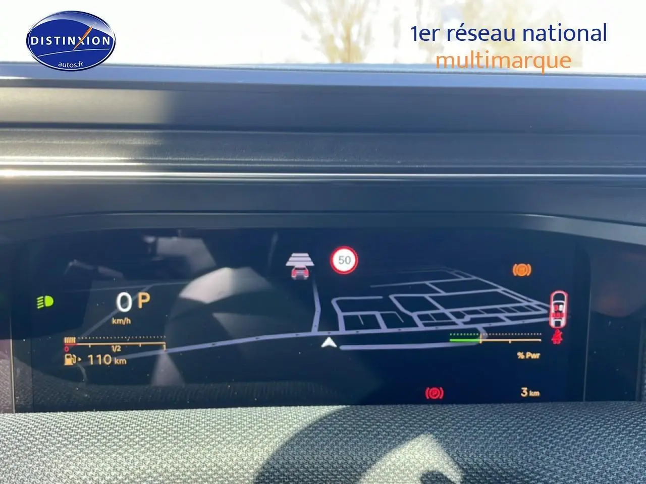 Affichage tête haute numérique du Citroën C5 Aircross blanc, montrant la navigation et les alertes de conduite.