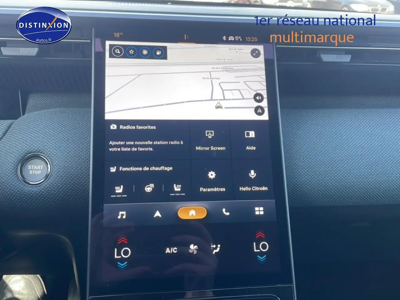 Vue intérieure centrée sur l'écran tactile vertical du tableau de bord du Citroën C5 Aircross blanc 2026.