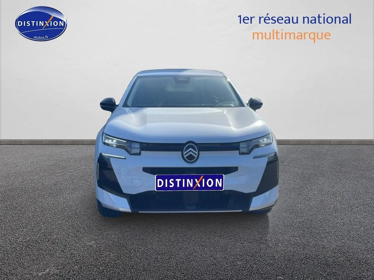 Vue frontale d'un Citroën C5 Aircross blanc avec calandre noire et logo Citroën bien visible.
