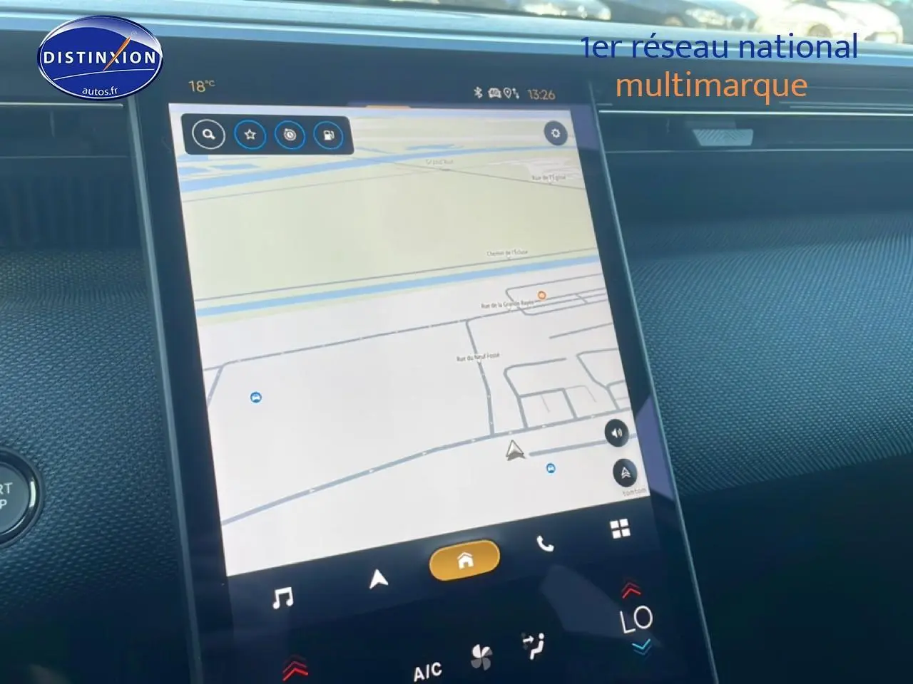 Écran tactile central avec navigation GPS dans l’habitacle du Citroën C5 Aircross blanc, vue rapprochée du tableau de bord.
