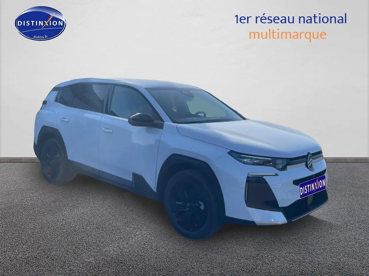 Vue 3/4 avant d'un Citroën C5 Aircross blanc avec jantes noires sur fond neutre.