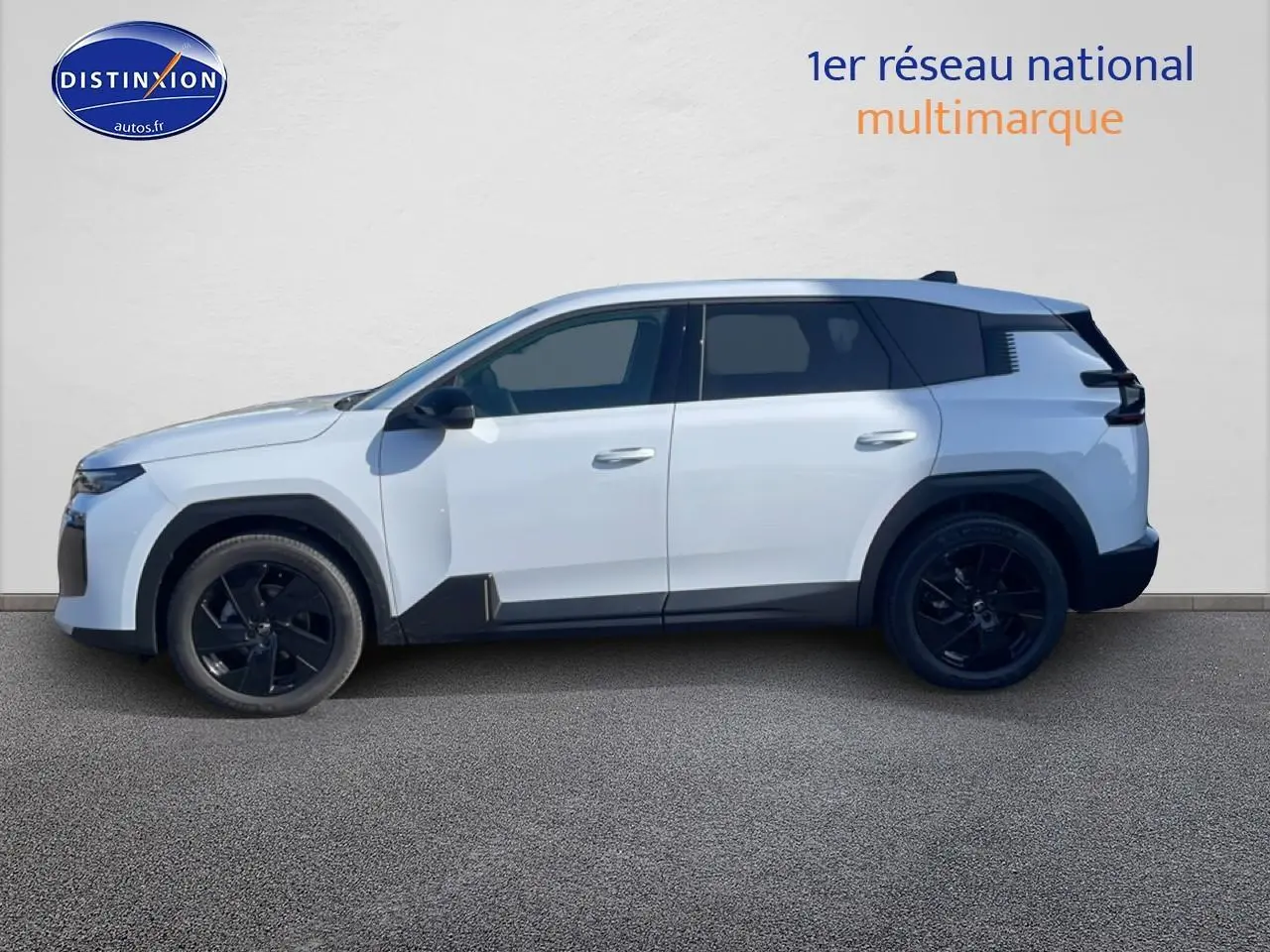 Profil côté gauche du Citroën C5 Aircross blanc 2026 avec jantes noires et vitres teintées sur fond neutre.
