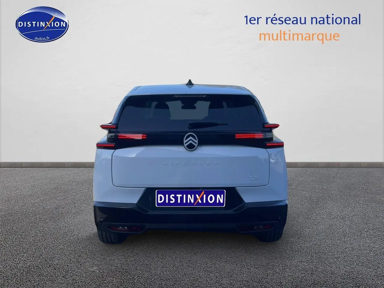 Vue arrière d’un Citroën C5 Aircross blanc 2026 avec feux LED et logo central sur fond neutre.