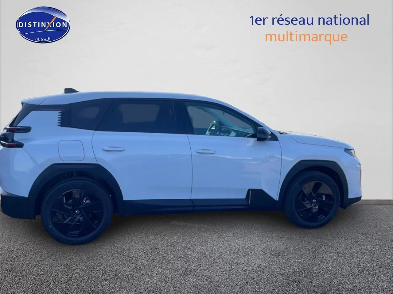 Profil côté gauche du Citroën C5 Aircross blanc 2026 avec jantes noires et vitres arrière teintées.