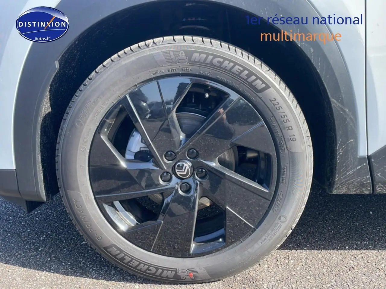 Gros plan sur la roue arrière droite noire à jante 19 pouces du Citroën C5 Aircross blanc 2026 hybride.