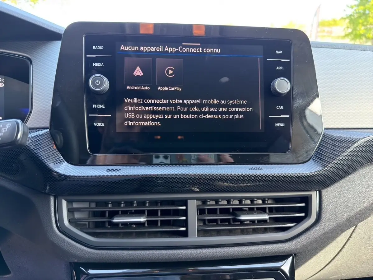 Écran tactile central du tableau de bord du Volkswagen T-Cross 2025 avec interface App-Connect visible.