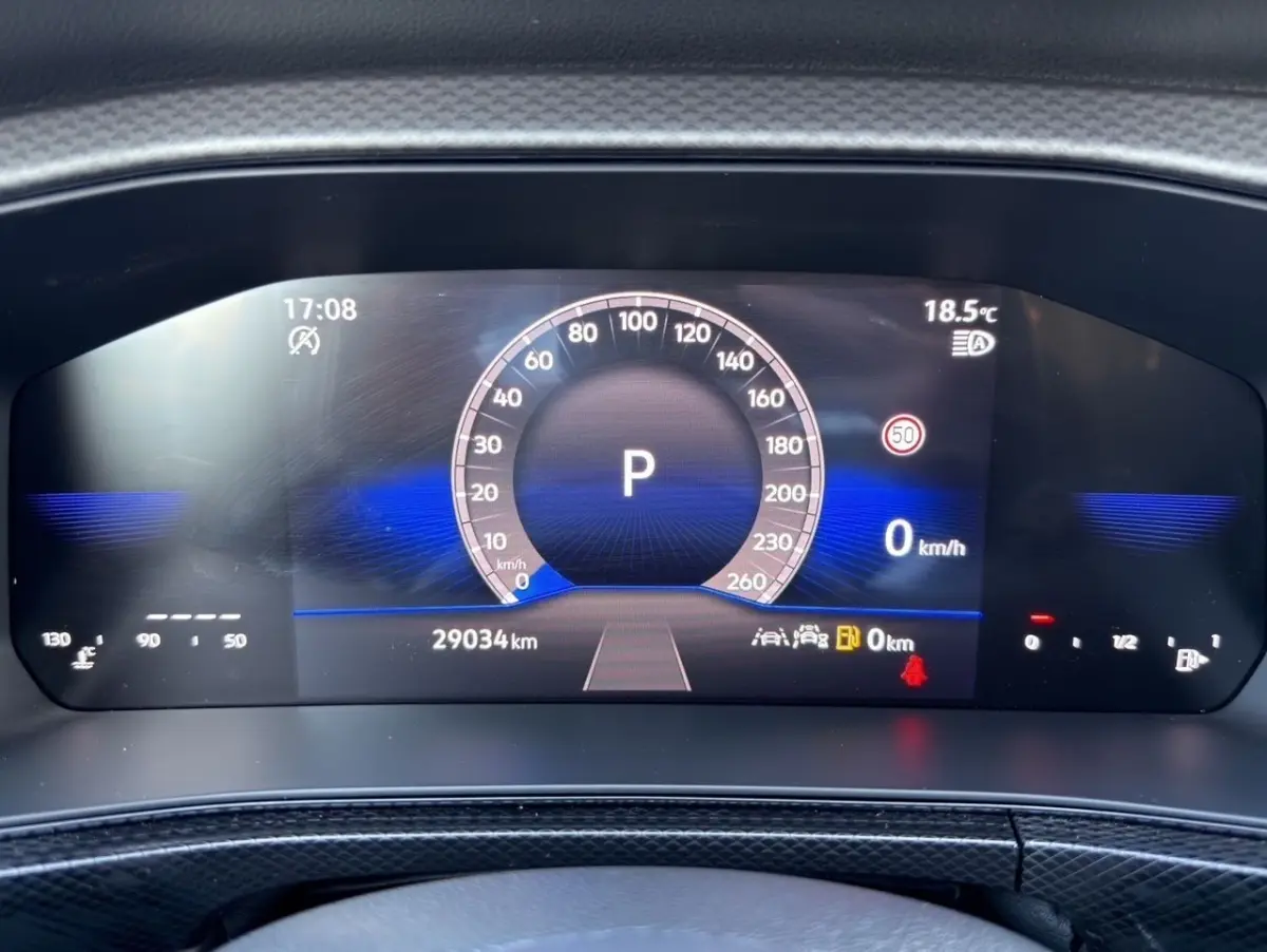 Affichage numérique du combiné d'instruments du Volkswagen T-Cross 2025, vitesse à zéro, température 18,5°C.
