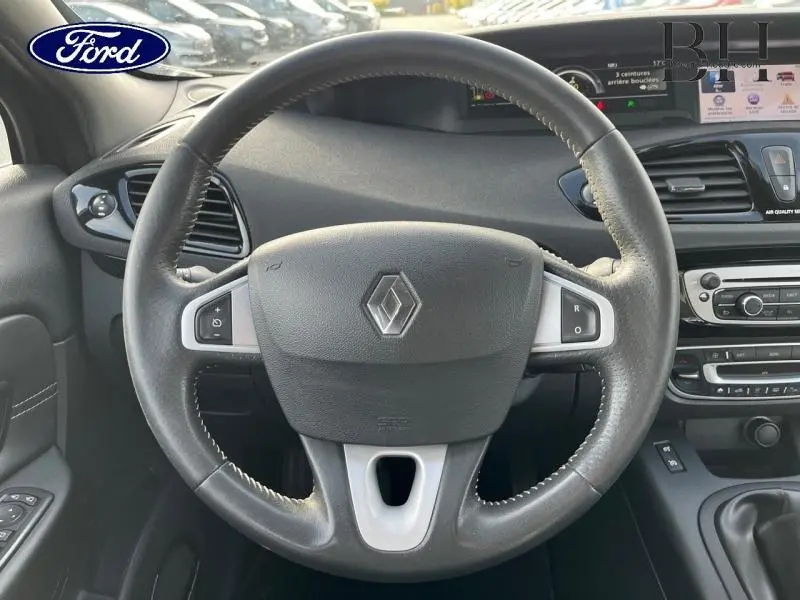 Volant en cuir avec logo Renault au centre, tableau de bord et console centrale du Grand Scenic noir étoilé 2012 vus de face