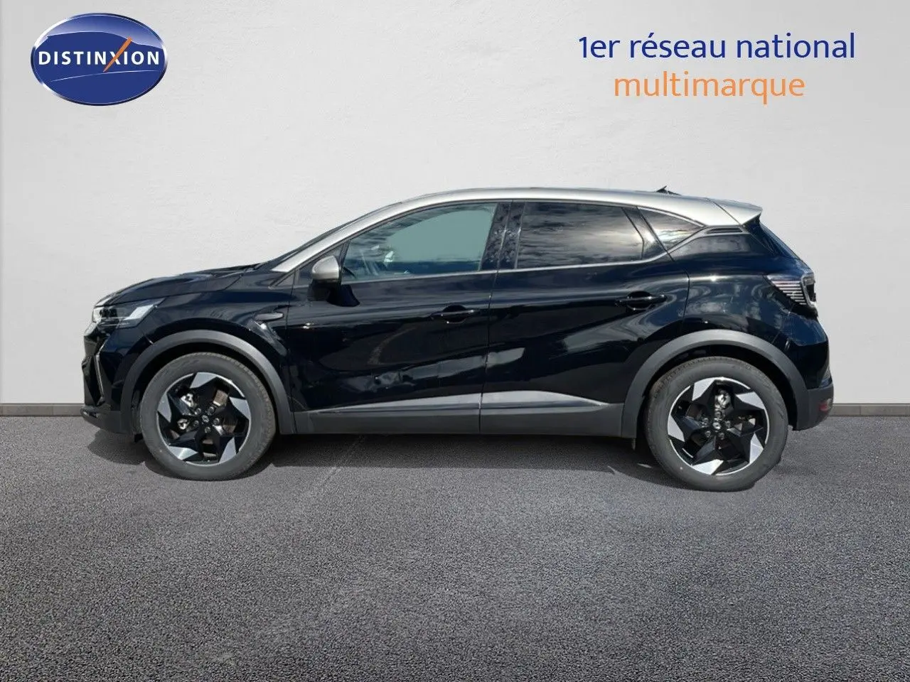 Profil côté gauche d'un Renault Captur E-Tech hybride 2025 noir étoile avec toit gris métallisé et jantes bi-ton.
