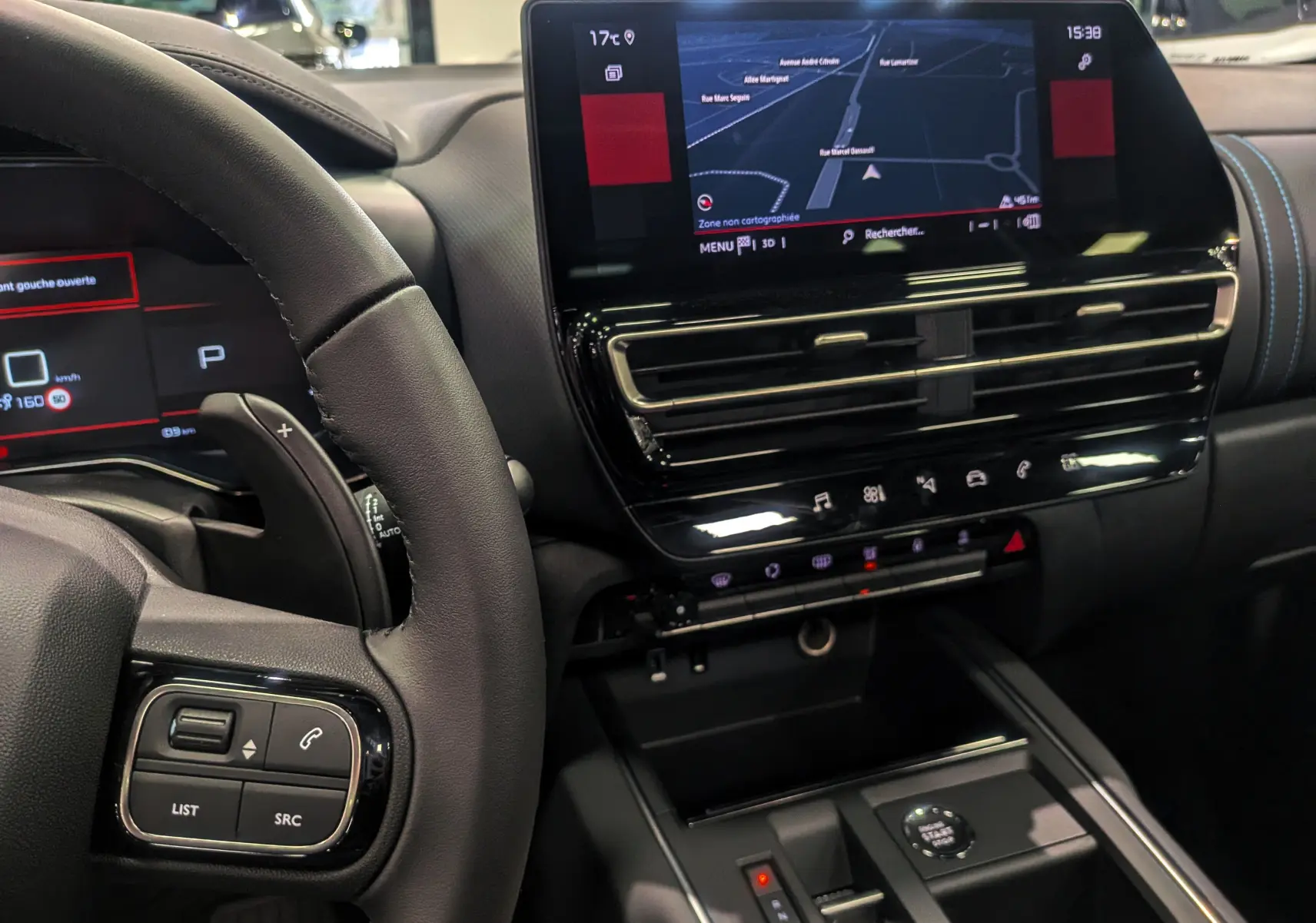 Intérieur du Citroën C5 Aircross hybride 2025, vue sur le tableau de bord avec écran tactile et volant cuir noir.