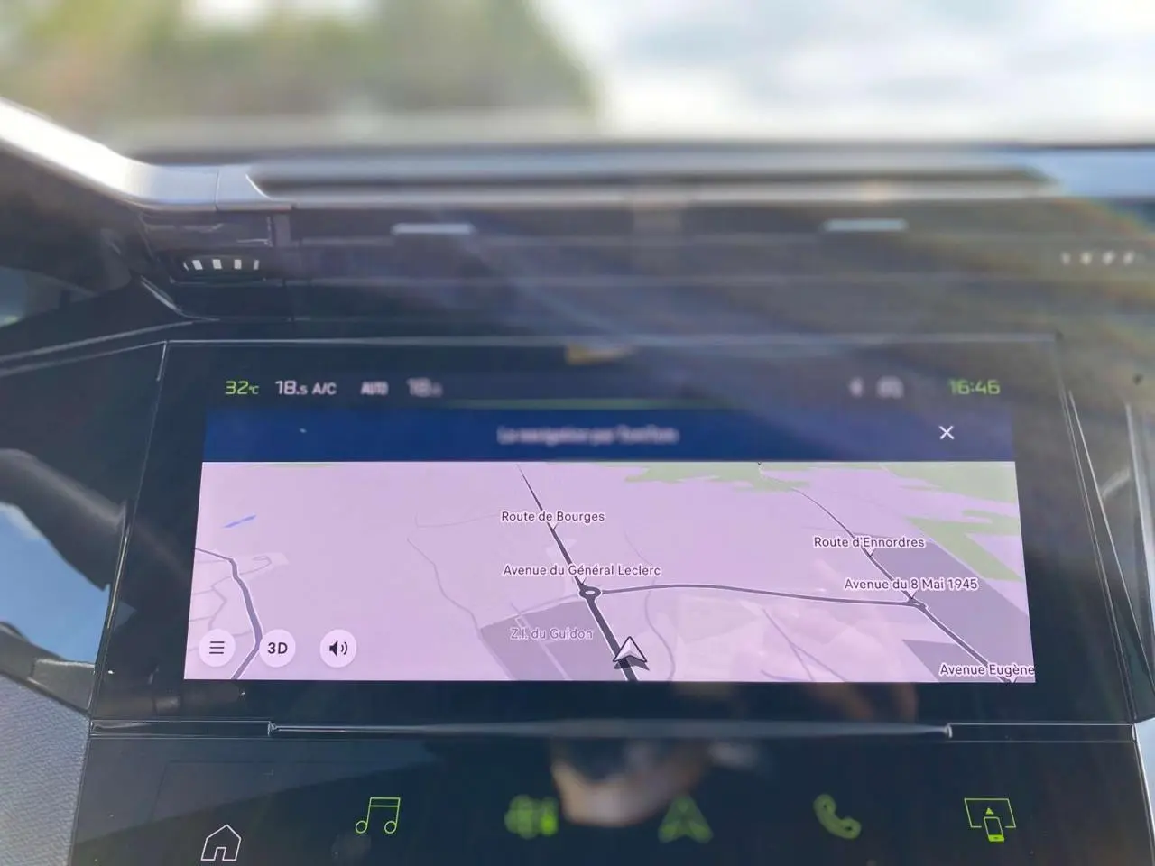 Écran tactile central du tableau de bord de la Peugeot 308 GT 2025 affichant la navigation et la climatisation.