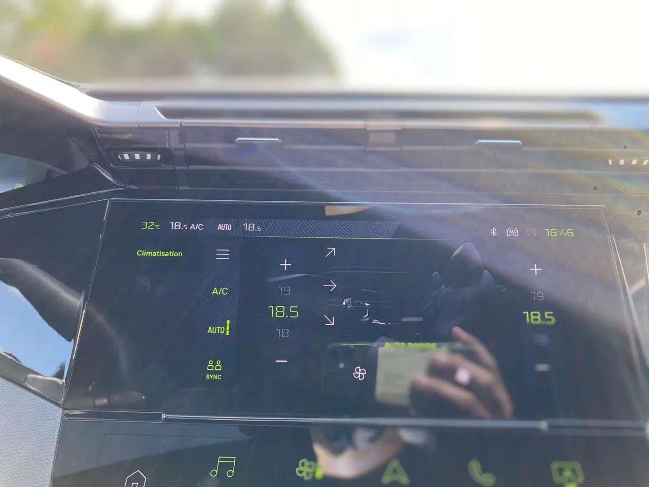 Écran tactile central de la Peugeot 308 GT 2025 montrant les réglages de climatisation à 18,5°C en intérieur.