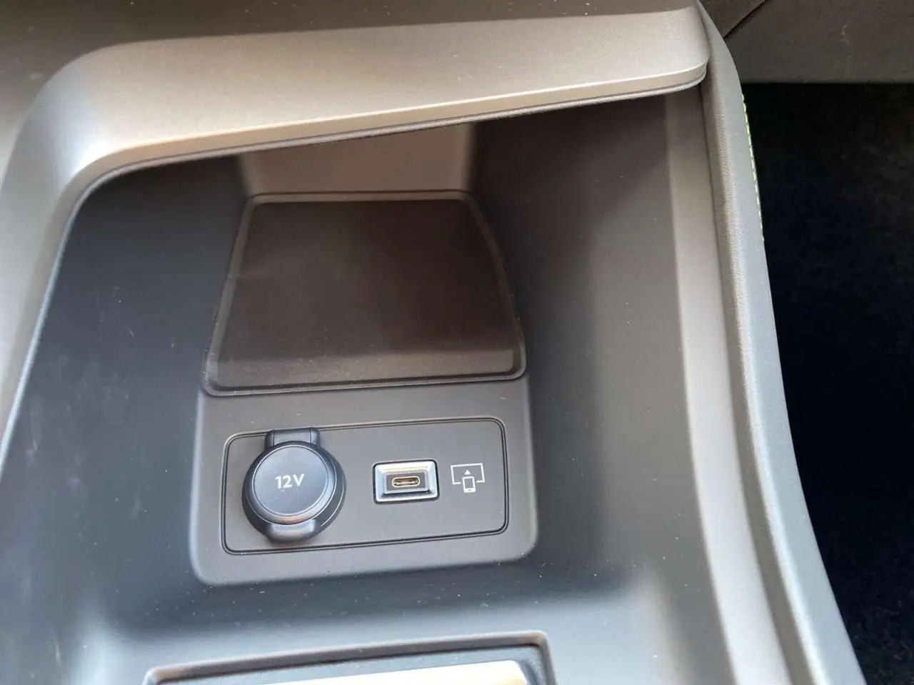 Prise 12V et port USB-C intégrés dans la console centrale d'une Peugeot 308 GT gris selenium 2025.