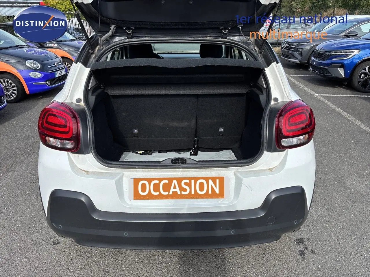Vue arrière d'une Citroën C3 blanc banquise 2022 avec coffre ouvert, feux arrière rouges et pare-chocs noir.