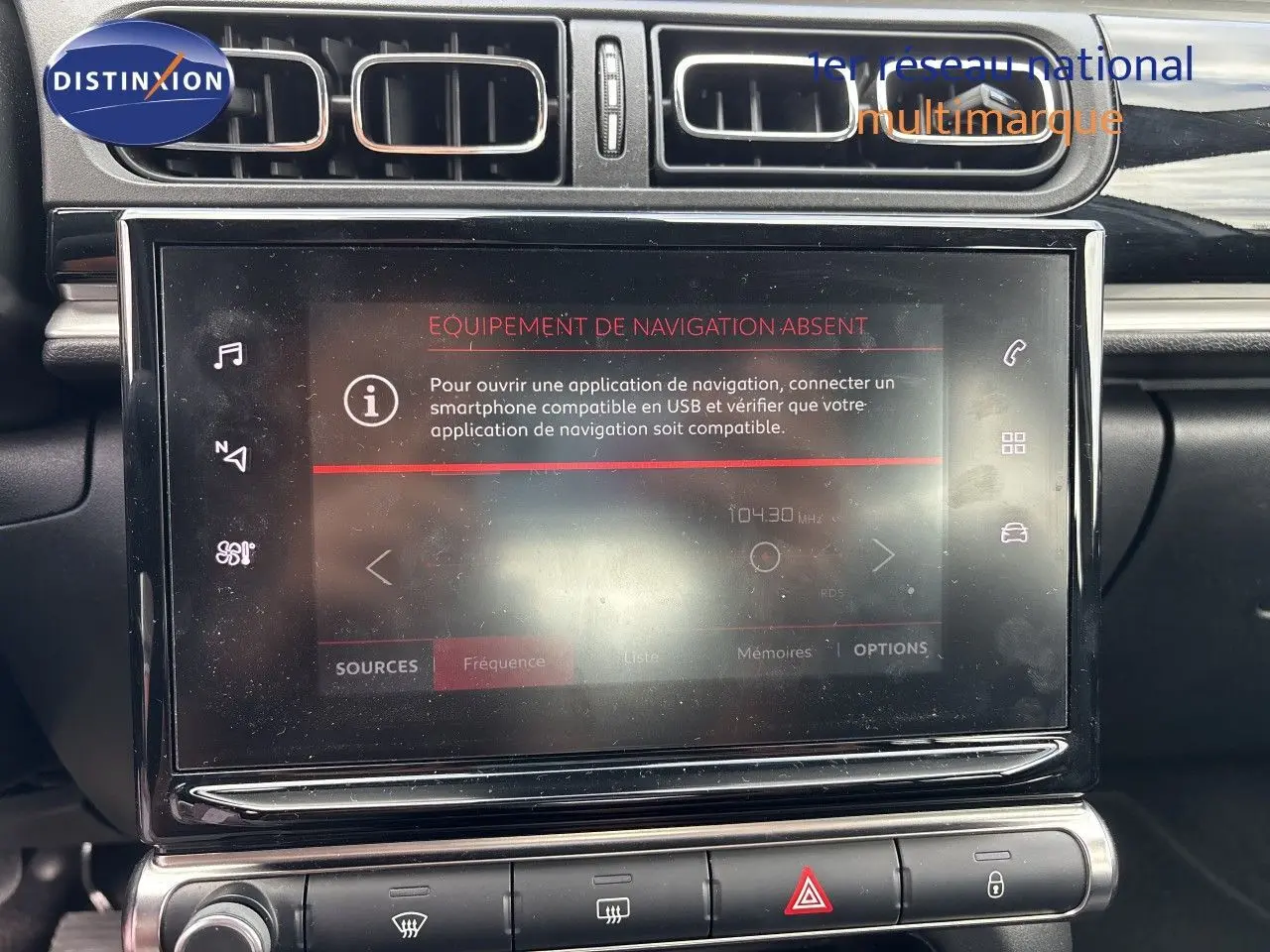 Écran tactile central du tableau de bord de la Citroën C3 blanc banquise, affichant un message d'absence de navigation.