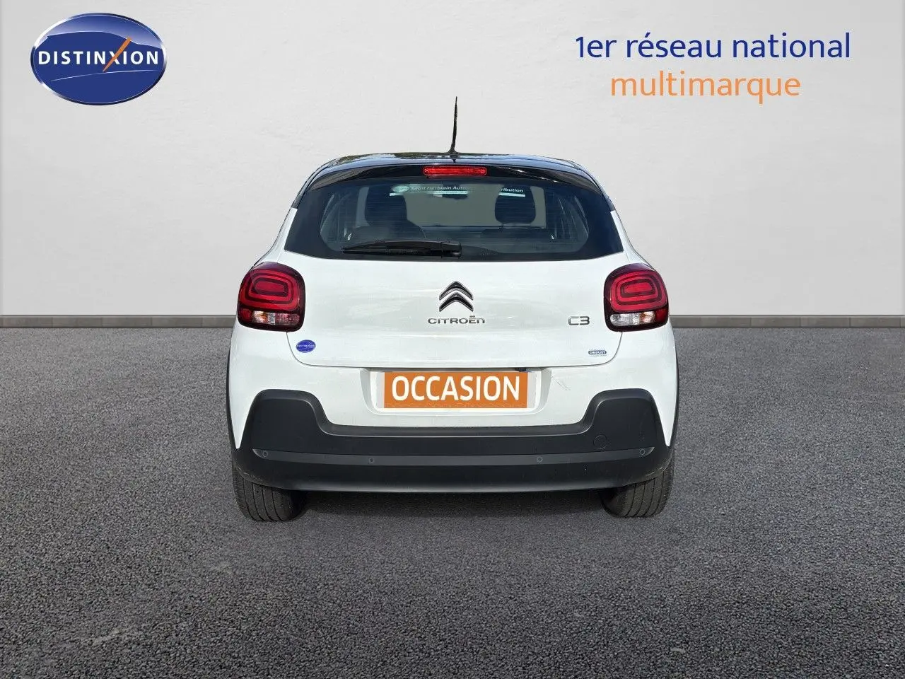Vue arrière d'une Citroën C3 blanche banquise de 2022 avec feux arrière LED et plaque d'occasion orange.
