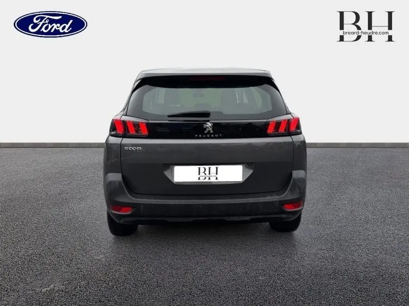 Vue arrière d'un Peugeot 5008 gris Platinium 2022 avec feux arrière LED distinctifs et lunette teintée.