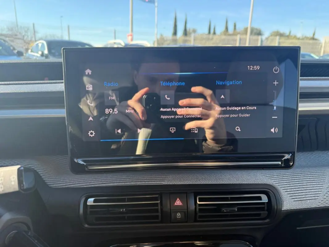 Écran tactile central du tableau de bord de la Citroën C3 gris 2025, vue frontale en intérieur.