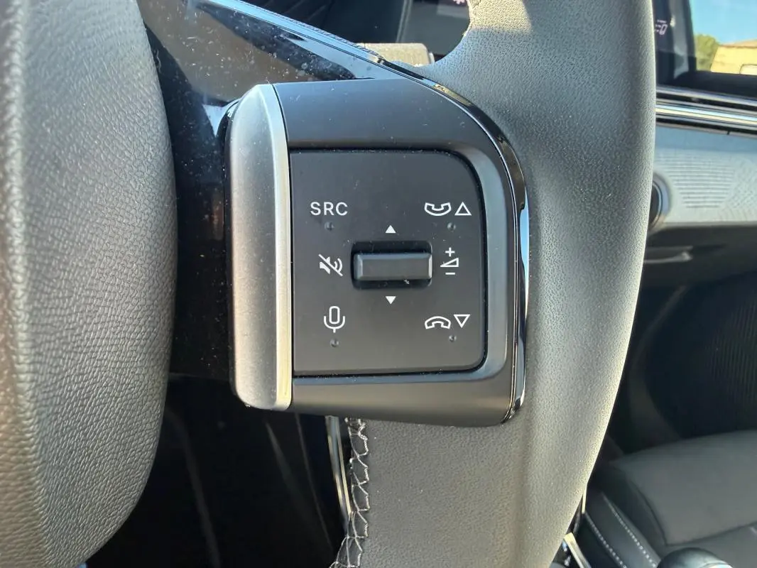 Gros plan sur les commandes multifonctions du volant gris de la Citroën C3 Turbo 100 ch 2025.