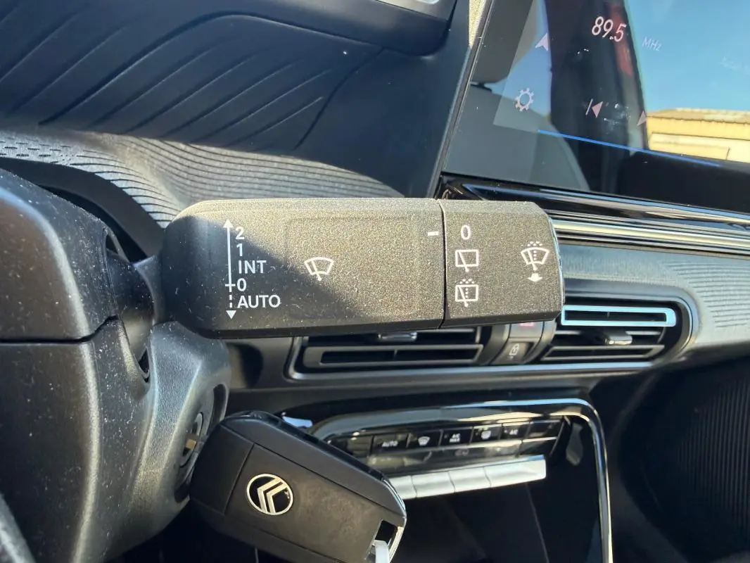 Gros plan sur la commande d’essuie-glace côté gauche dans l’habitacle gris du Citroën C3 2025 Turbo 100 ch.