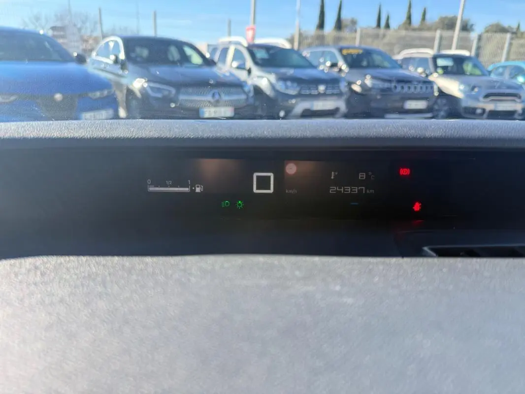 Vue du tableau de bord numérique de la Citroën C3 gris, affichant la vitesse et le niveau de carburant.