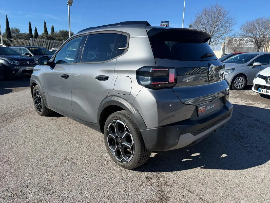 Vue 3/4 arrière droite d'une Citroën C3 gris métallisé 2025 avec jantes alliage noires et vitres teintées.